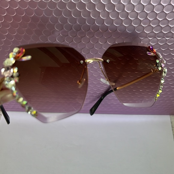 UV400 Rhinestone Deluxe Sunglasses - Picture 17 of 17